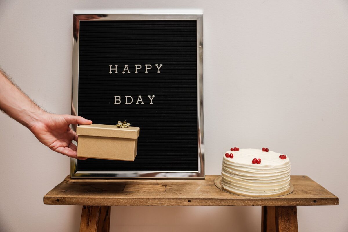 Decoração de festa de aniversário para adultos com tema preto e branco