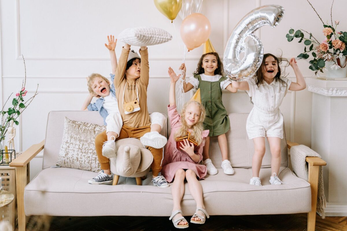 Festa de aniversário infantil com balões rosa