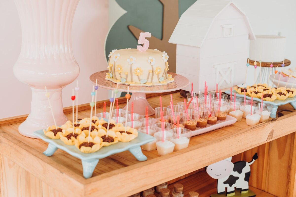 Decoração de festa para aniversário infantil com balões rosas