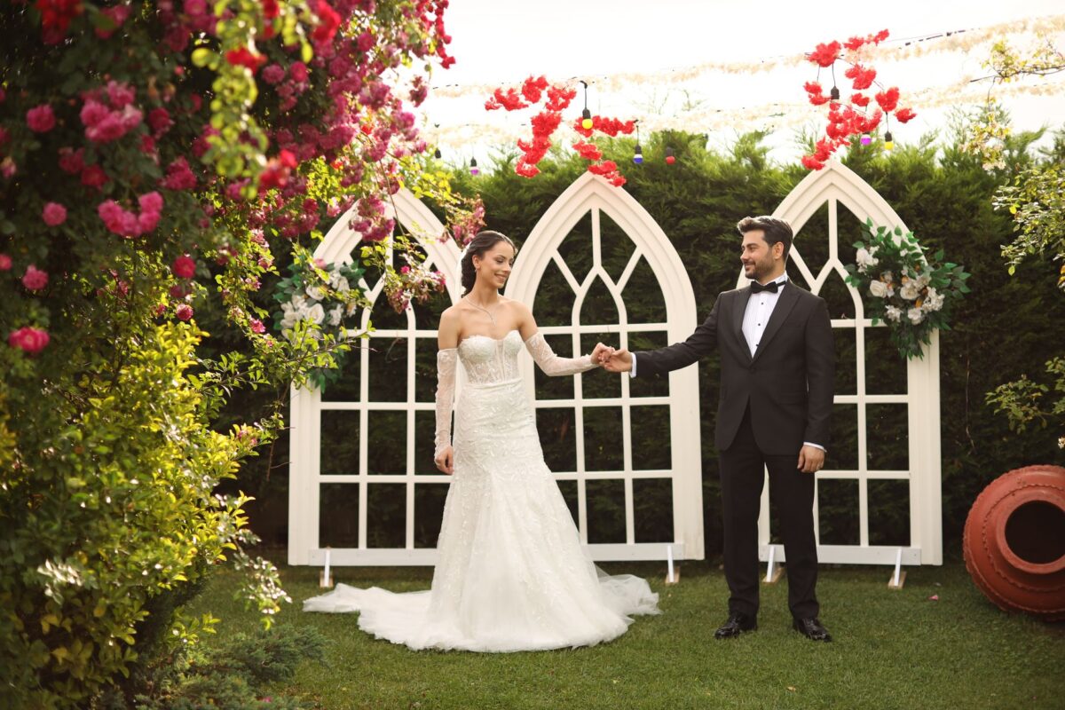 Arco de casamento elegante com flores brancas
