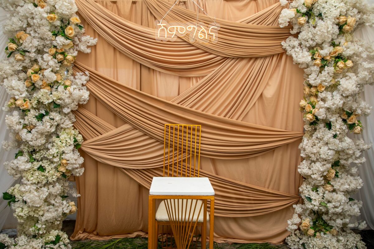 Arco de casamento elegante com flores brancas