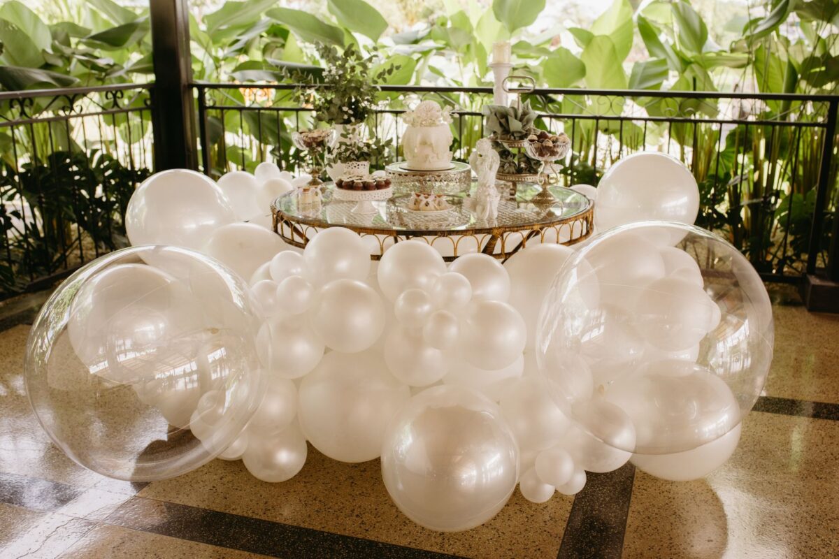 Arco de casamento elegante com flores brancas