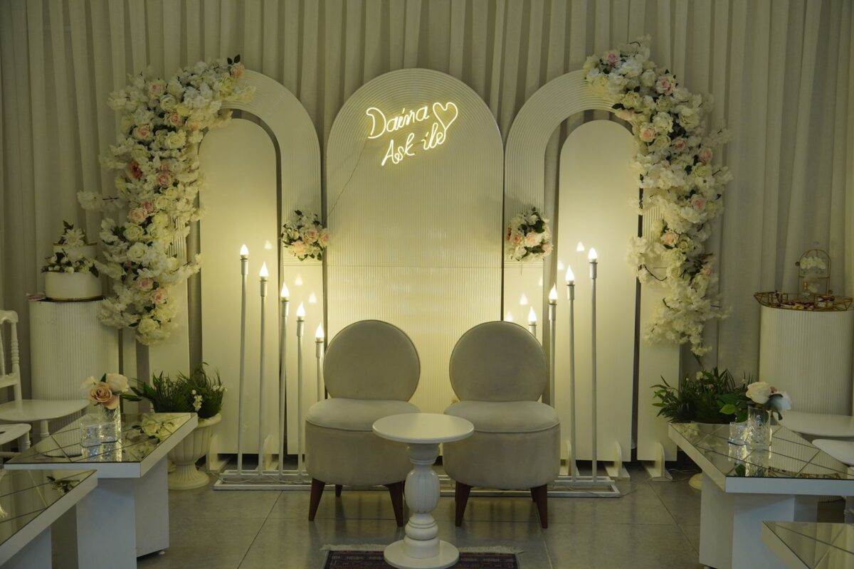 Arco de casamento elegante com flores brancas