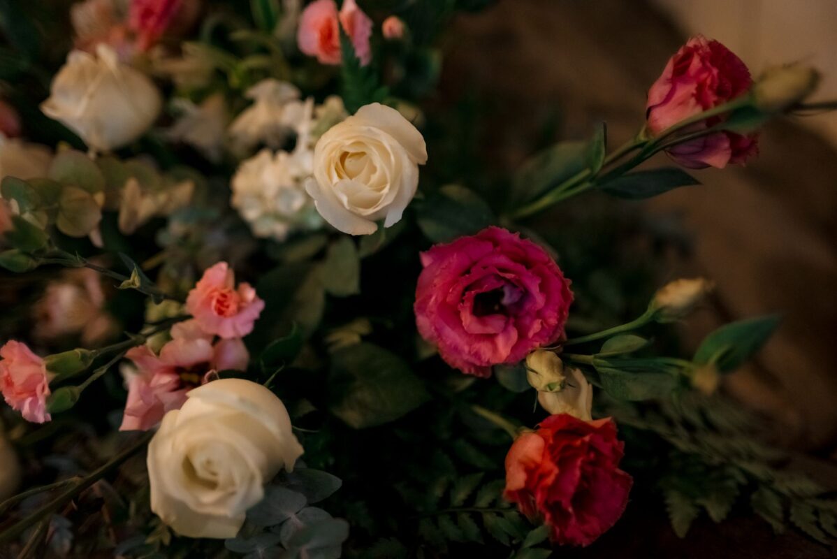 Arco de flores brancas para casamento elegante
