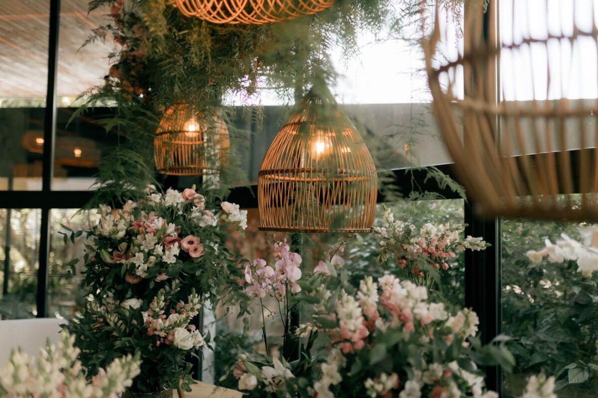 Decoração de festa de fadas com flores e luzes