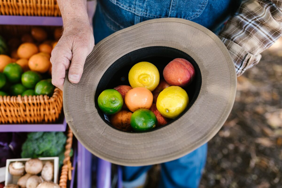 Centro de mesa de frutas frescas e ervas