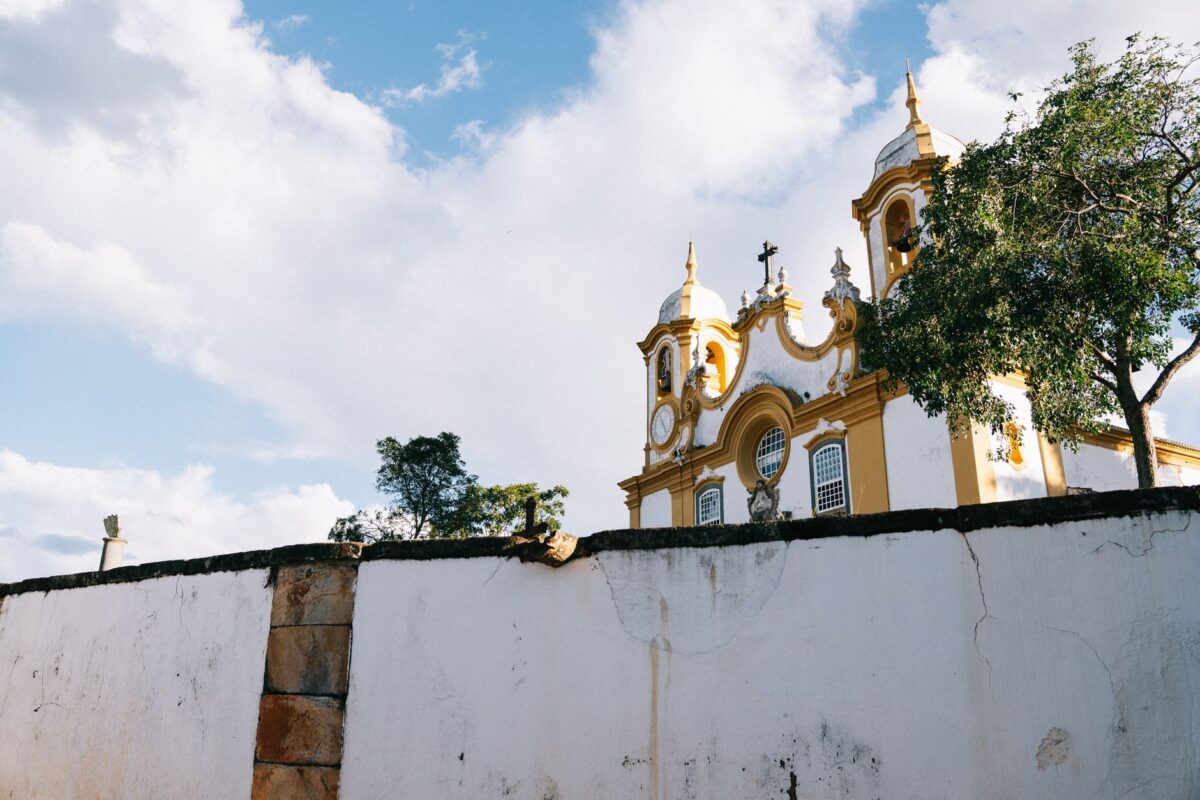 Decoração de festa junina com chapéu de palha e faixas