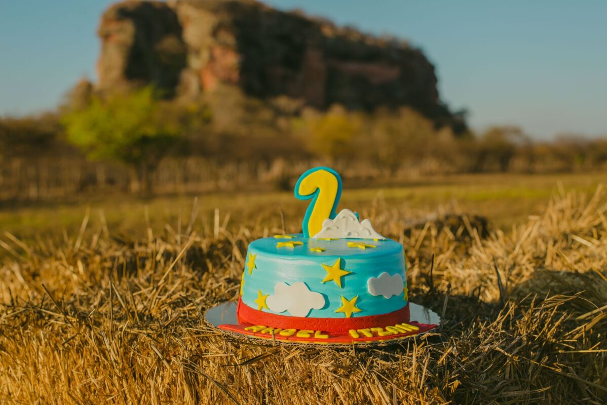 Decoração de festa para aniversário infantil com bolo de aniversário colorido