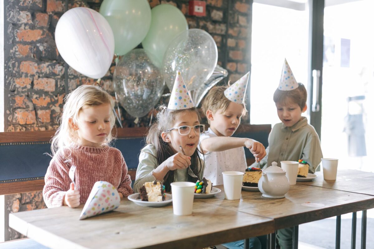 Decoração de mesa para aniversário com bolo colorido