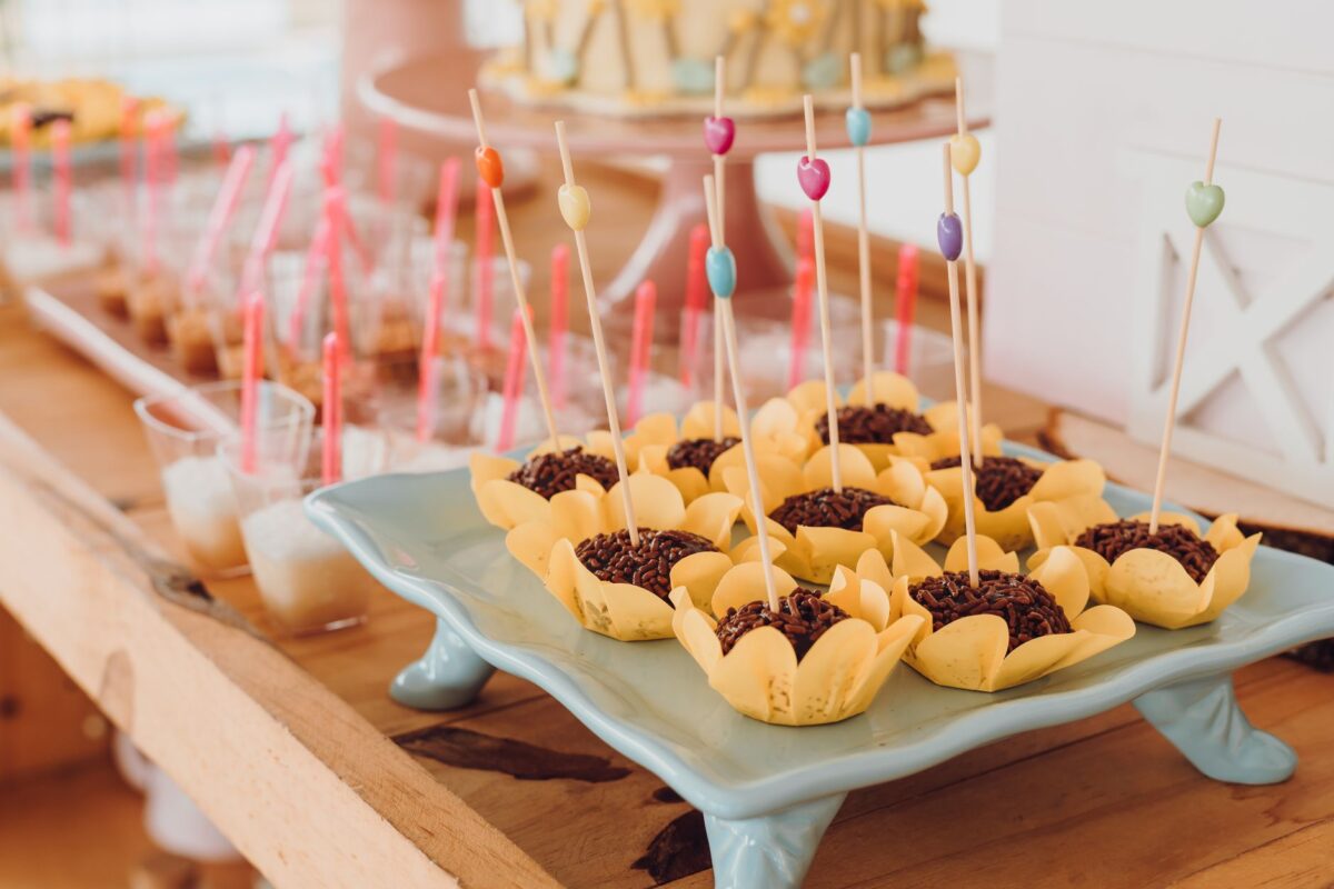 Decoração de bolo de aniversário colorida para crianças