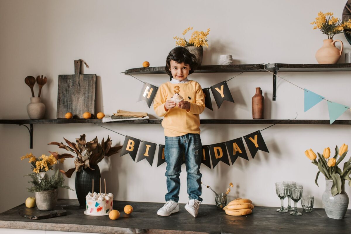 Decoração de bolo de aniversário infantil colorida