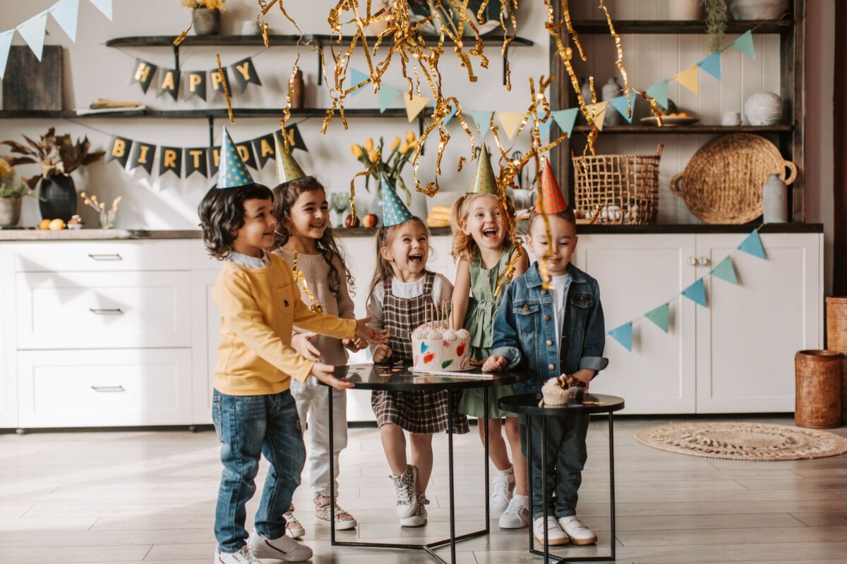 Decoração de bolo de aniversário colorida