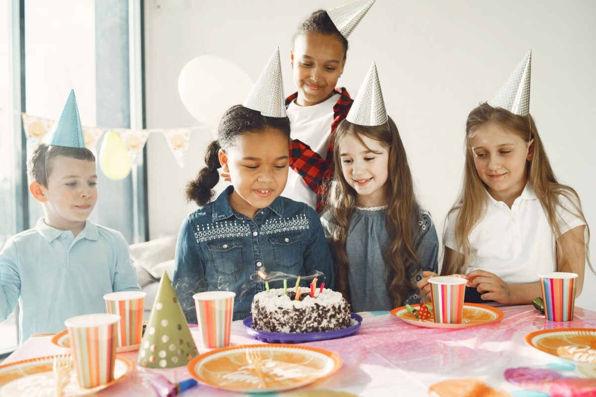 Bolo de aniversário colorido para crianças