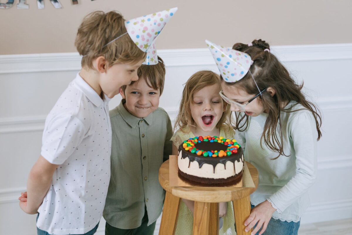 Decoração de bolo de aniversário de crianças colorida