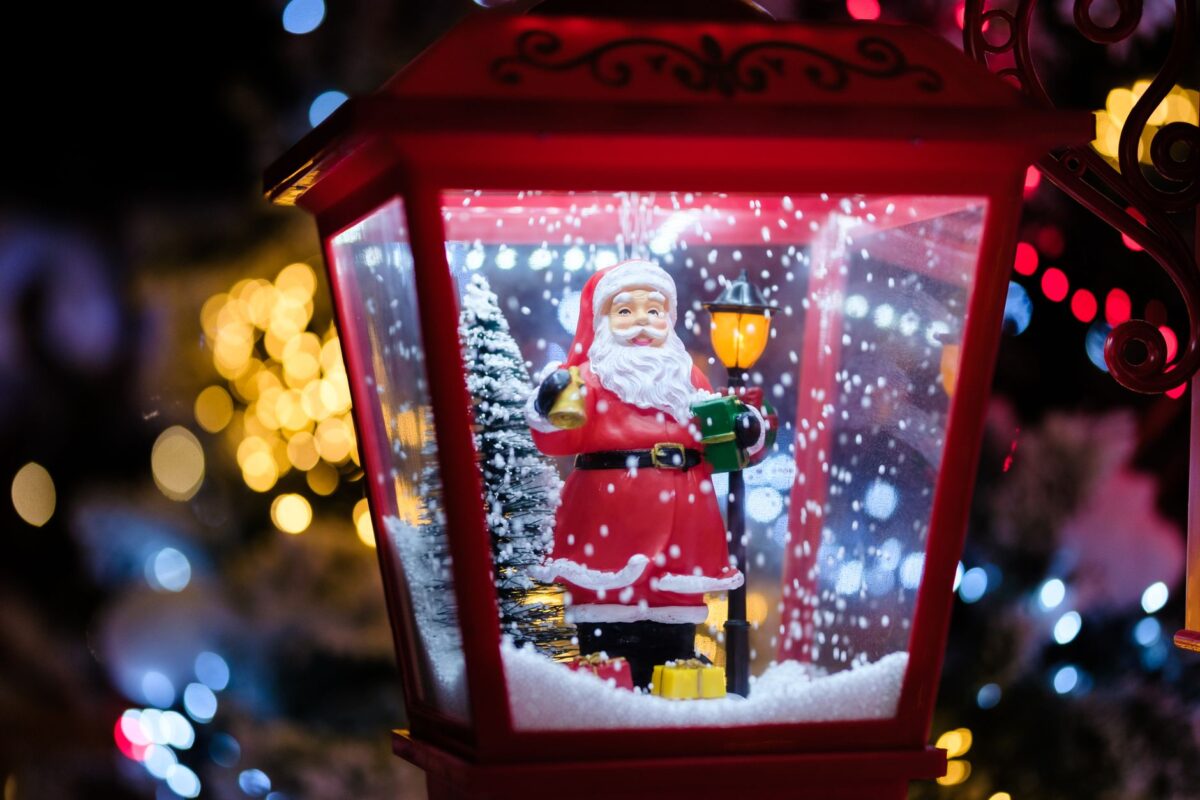Decoração de janela de Natal com pinheiro