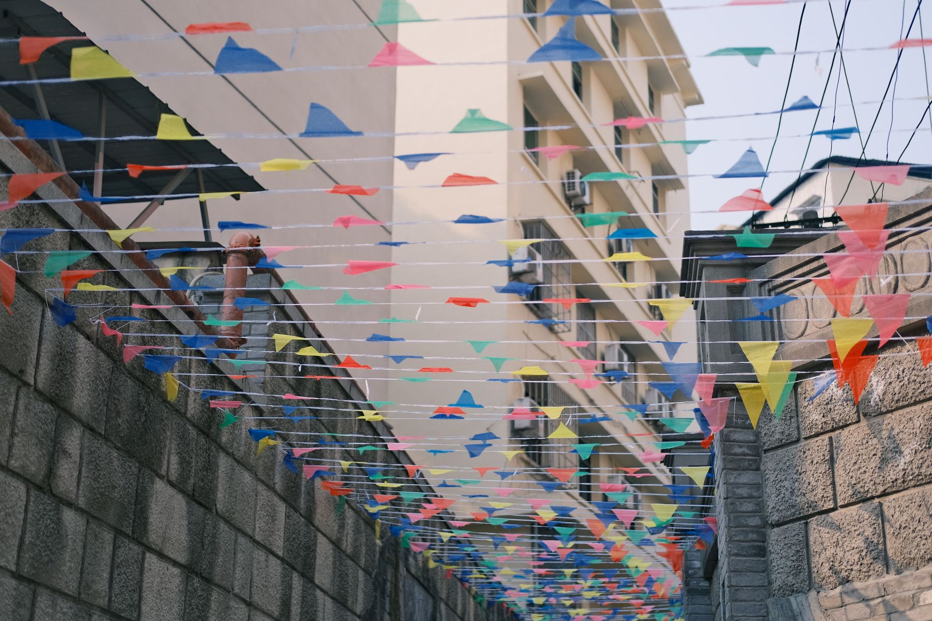 Decoração de festa com cores vermelha e amarela