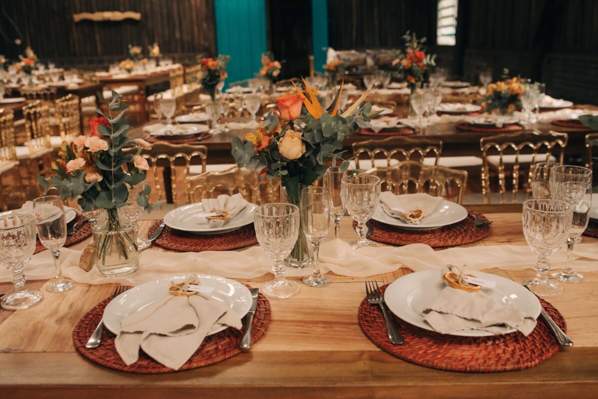 Decoração de mesa de casamento rústico com centro de mesa floral