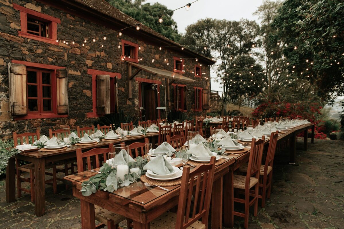 Decoração de mesa de casamento rústica com flores