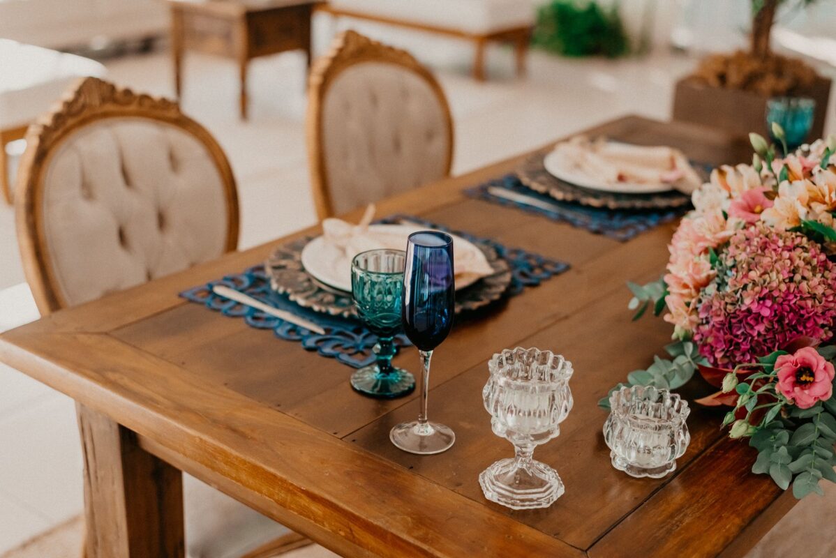 Decoração de mesa rústica com flores e velas