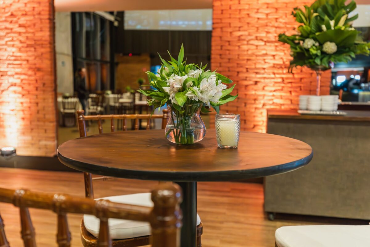 Decoração de mesa de casamento com flores frescas