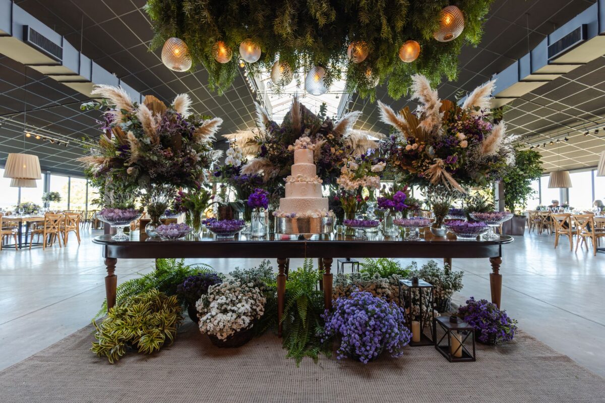Decoração de festa para aniversário adulto com centro de mesa de flores rústico