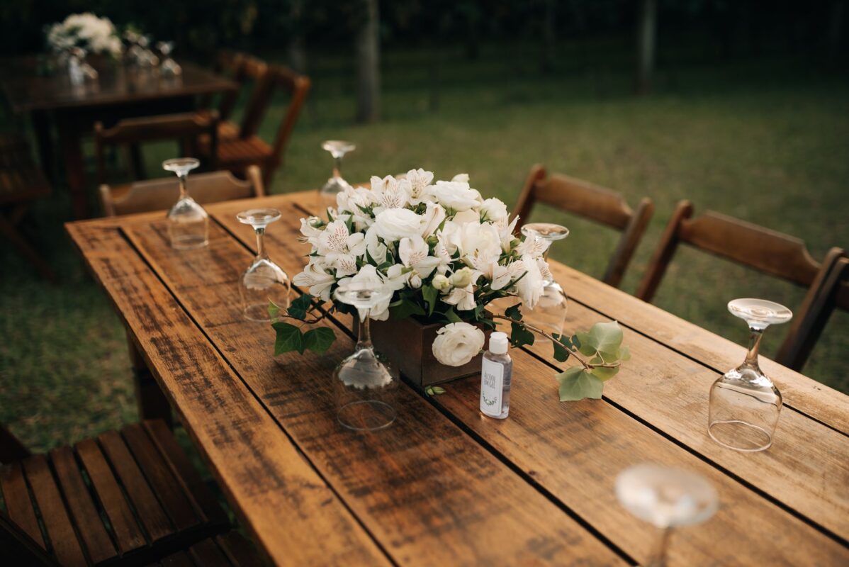 Decoração de mesa de casamento com flores e centros de mesa