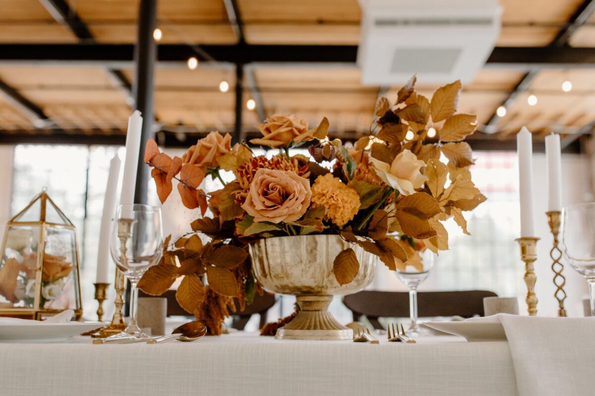 Decoração de mesa de casamento rústica com flores