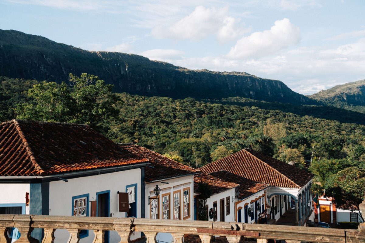 Decoração de festa junina com palha e bandeirolas