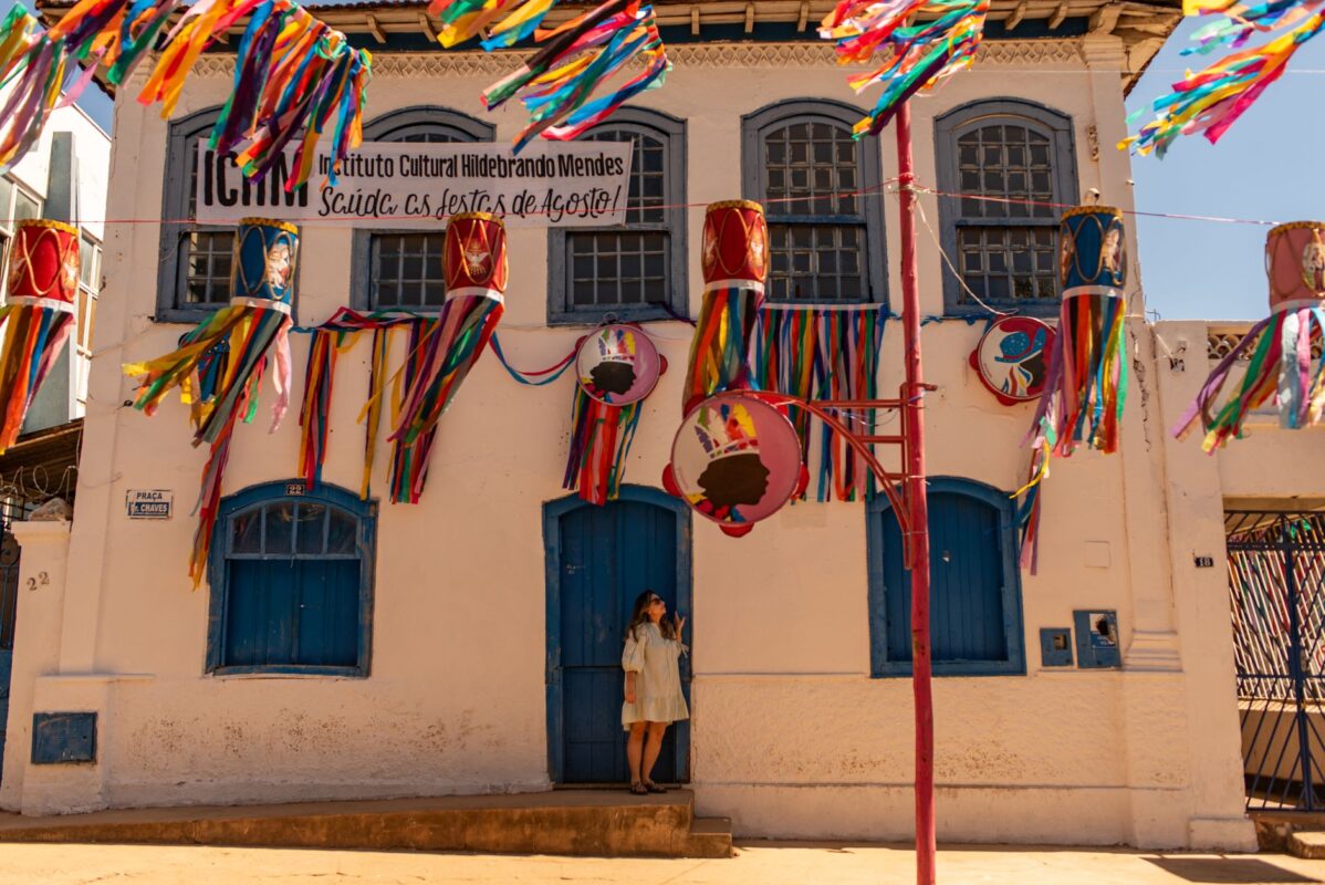 Decoração de festa junina com fogueira e milho