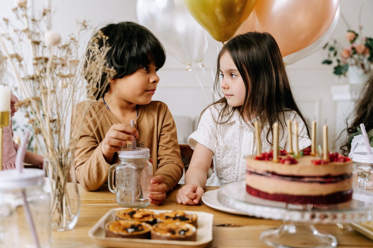 Bolo de aniversario infantil decorado com baloes e serpentinas