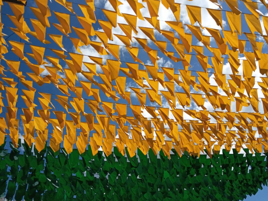 Elementos de iluminação para mesa decorada festa junina