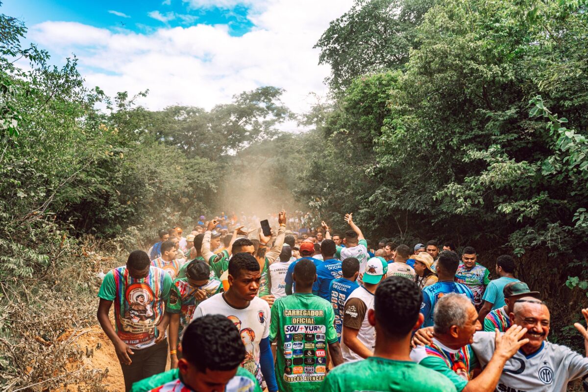 Festa Junina com decoração de palha e bandeirinhas
