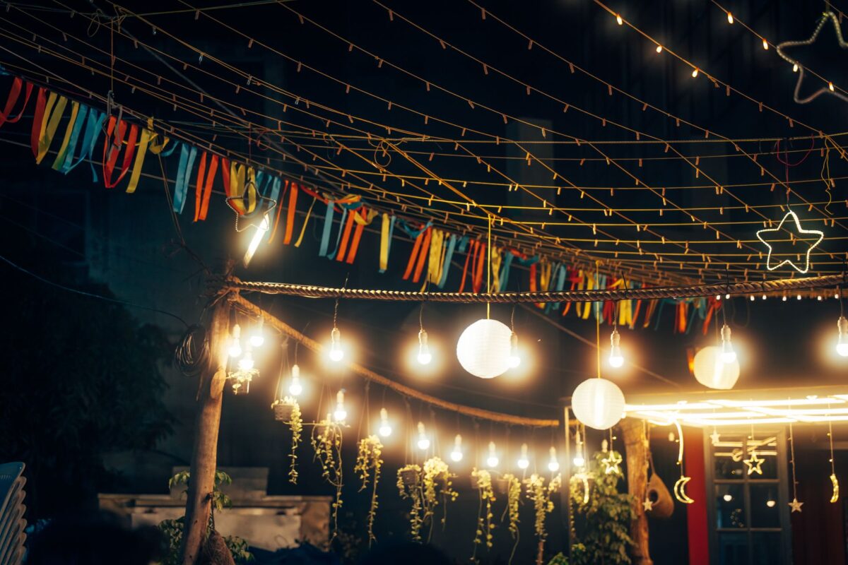 Decoração de Carnaval com bandeiras coloridas