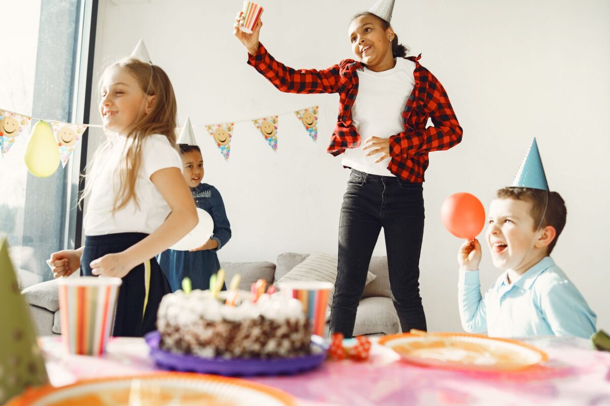 Decoração de festa infantil com balões rosa