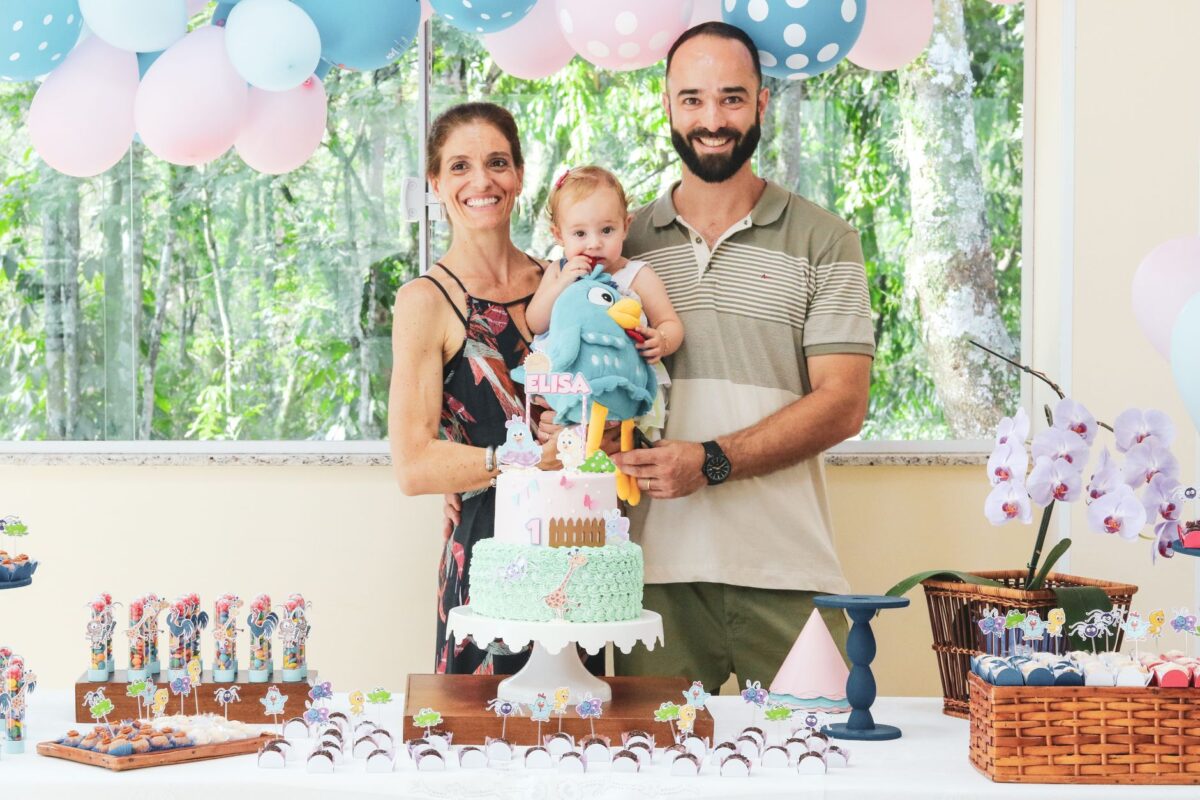 Decoração de bolo de aniversário colorida