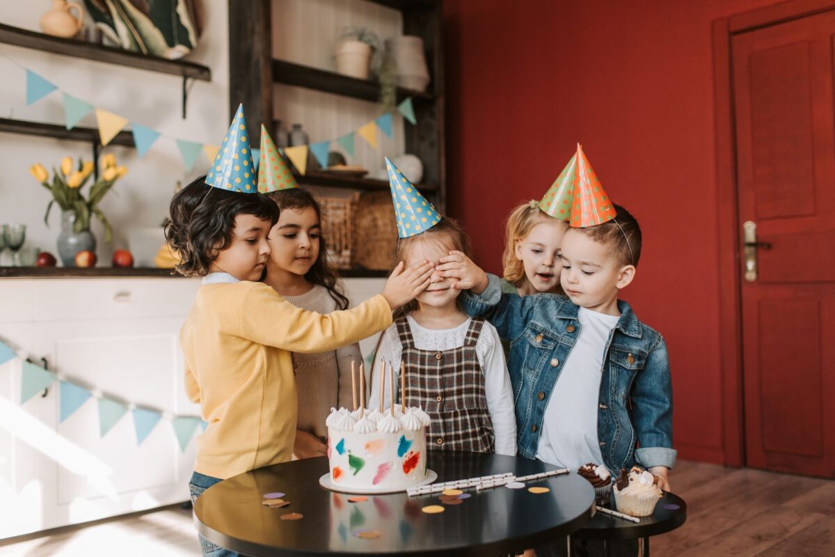 Decoração de bolo de aniversário colorido