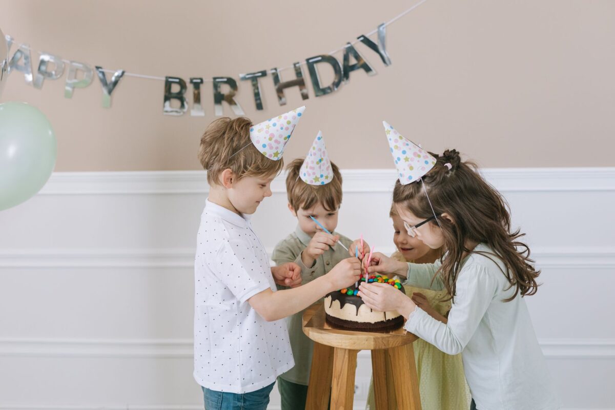 Decoração de bolo de aniversário com balões coloridos