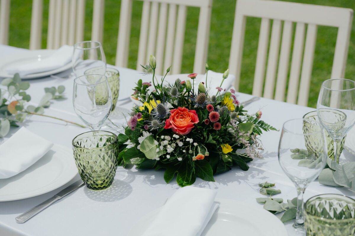 Centro de mesa com flores para festa de aniversário infantil