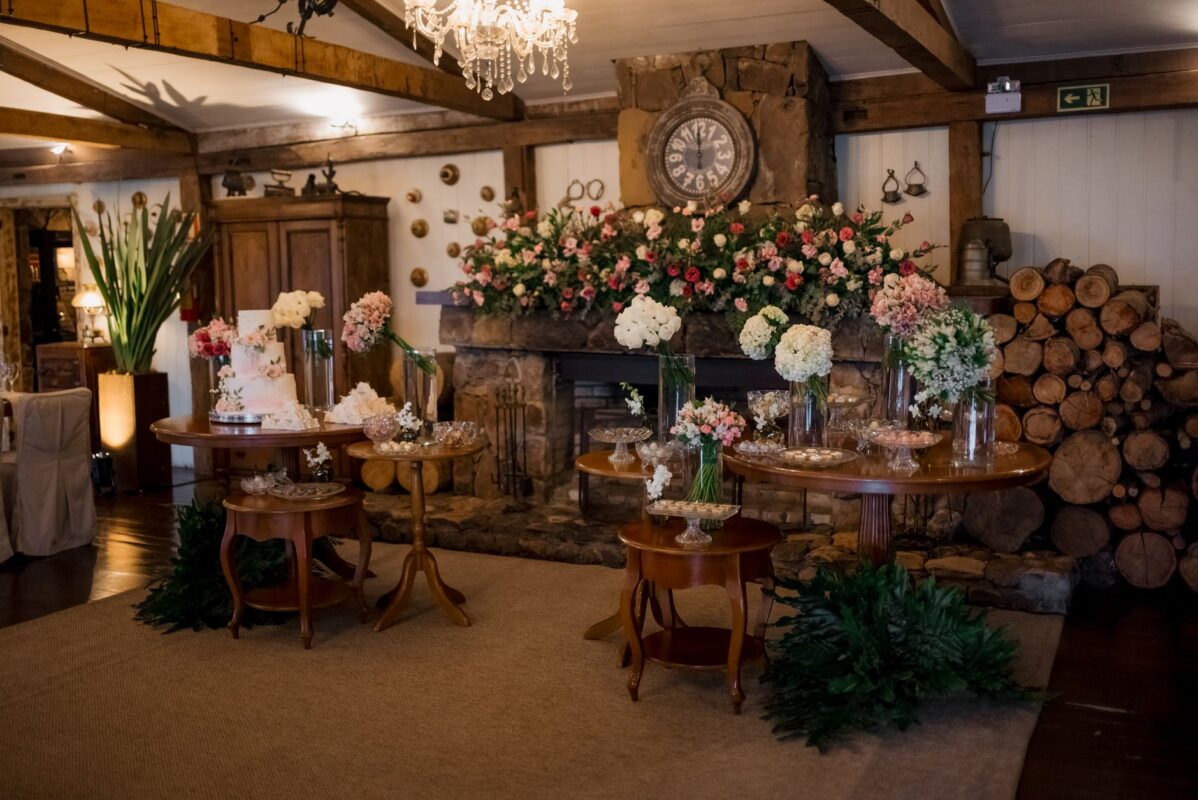 Decoração de mesa de casamento rústico com flores