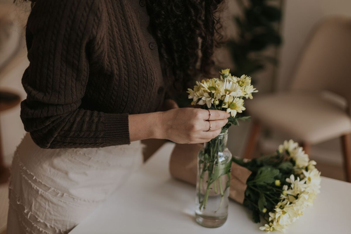 Decoração de mesa de casamento com balões brancos