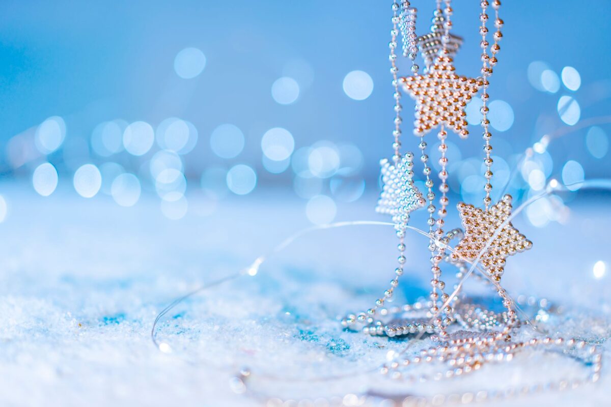 Decoração de festa de inverno com bolas de neve e flores de seda