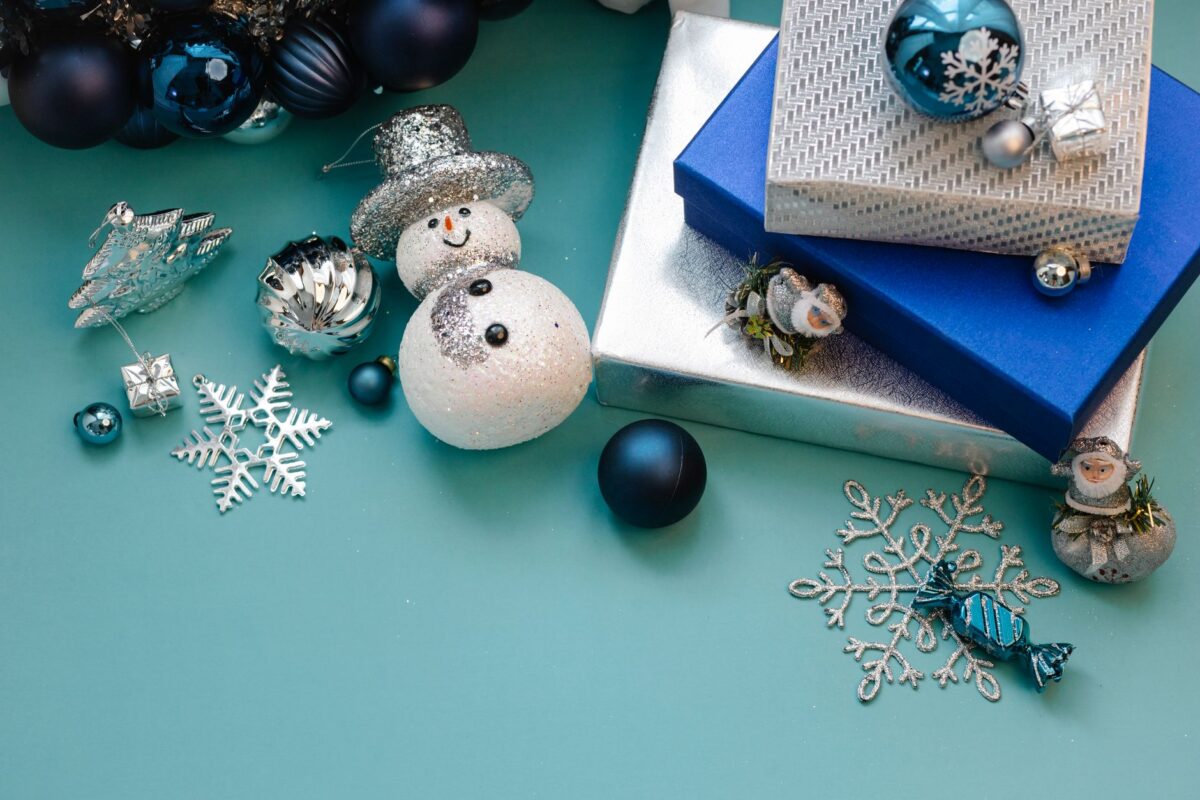 Decoração de parede de inverno com papel de parede branco e azul
