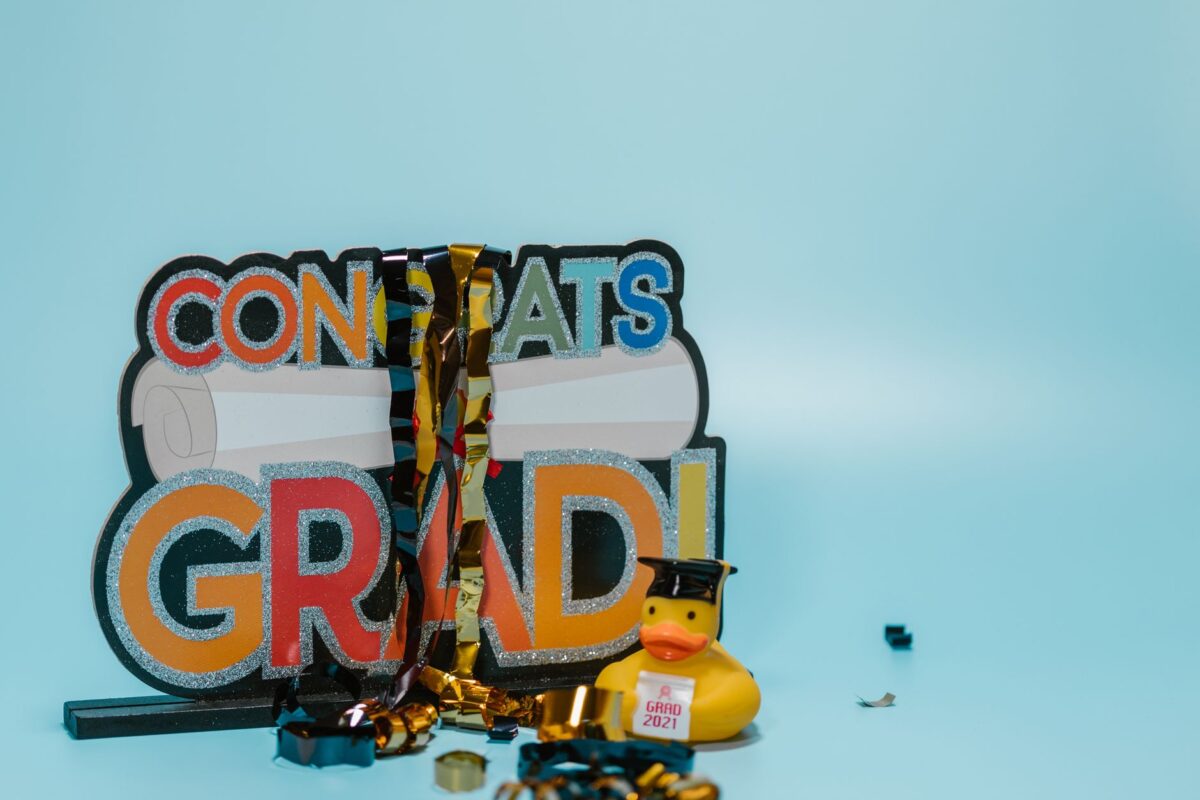 Decoração de festa de graduação com balões e fitas